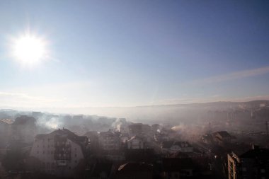 Güzel manzara kış sabah sis ve güneş evler ve binalar Belgrad'da peyzaj üzerinde doldurma. Manzara sırasında gündoğumu günbatımı yerleşim en iyi manzaraya fotoğrafçı için çok popüler mı.