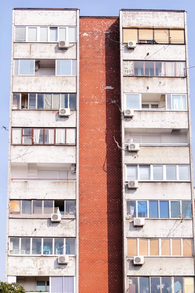 Komünist Sosyalist mimarisi. Mimari detay ve desen sosyal daire konut. Sosyalist dönemi konut bölgesi, şehri cephe bina portresi. Şehirde eski daire windows.