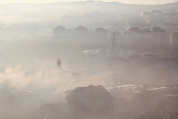 Güzel manzara manzara evleri ve binaları Belgrad'da doldurma kış sabah sis. Manzara sırasında gündoğumu günbatımı yerleşim en iyi manzaraya turistler ve fotoğrafçı için çok popüler mı.
