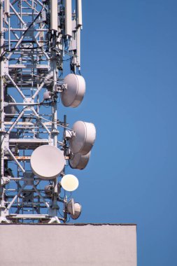 Telekomünikasyon Bankası ağ tekrarlayıcılar binanın çatısında istasyonları. Hücresel iletişim hava şehri çatı bina üzerinde. Cep telefonu telekomünikasyon Kulesi. Binanın üstüne antenler.