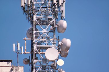 Telekomünikasyon ağ yineleyicileri, üs alıcı-verici istasyonu. Kule kablosuz iletişim anteni vericisi ve yineleyici. Telekomünikasyon kulesi antenli. Cep telefonu haberleşme kulesi..