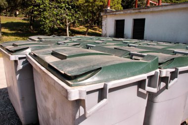 Büyük çöp konteyneri, çöp dumpsters ve depo gözleri satırda ayakta. Düzenli istif çöp kutuları ayrı çöp toplama için hazır. Çevre dostu çöp konteynırları, geri dönüşüm kutuları, tankları.