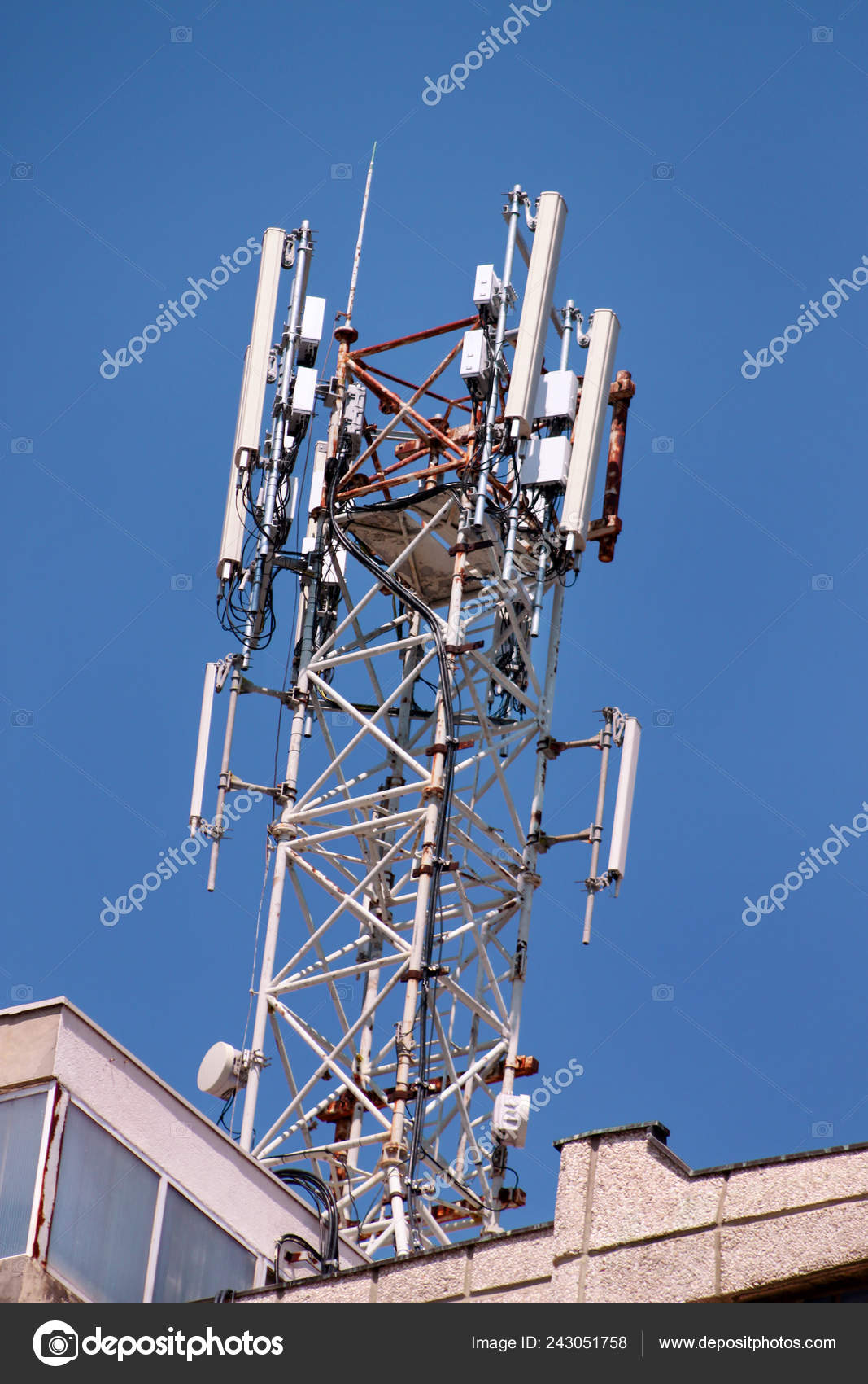 Les Répéteurs Réseau Des Stations Base Télécommunications Sur Toit Bâtiment  image libre de droit par ZoranPhotographer © #243051758