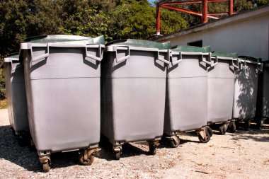 Büyük çöp konteyneri, çöp dumpsters ve depo gözleri satırda ayakta. Düzenli istif çöp kutuları ayrı çöp toplama için hazır. Çevre dostu çöp konteynırları, geri dönüşüm kutuları, tankları.