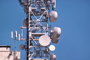 Telekomünikasyon ağ yineleyicileri, üs alıcı-verici istasyonu. Kule kablosuz iletişim anteni vericisi ve yineleyici. Telekomünikasyon kulesi antenli. Cep telefonu haberleşme kulesi..