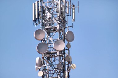 Telekomünikasyon ağ yineleyicileri, üs alıcı-verici istasyonu. Kule kablosuz iletişim anteni vericisi ve yineleyici. Telekomünikasyon kulesi antenli. Cep telefonu haberleşme kulesi..