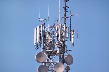 Telekomünikasyon ağ yineleyicileri, üs alıcı-verici istasyonu. Kule kablosuz iletişim anteni vericisi ve yineleyici. Telekomünikasyon kulesi antenli. Cep telefonu haberleşme kulesi..