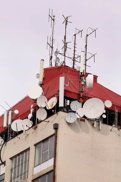 Telekommunikation Basstationer Nätverk Repeaters Taket Byggnaden Den Cellular Kommunikationen Antenn — Stockfoto