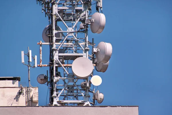 Telekomünikasyon Bankası ağ tekrarlayıcılar binanın çatısında istasyonları. Hücresel iletişim hava şehri çatı bina üzerinde. Cep telefonu telekomünikasyon Kulesi. Binanın üstüne antenler.