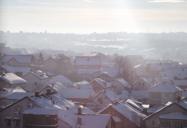 Güzel manzara kış sabah sis, kar ve güneş evler ve binalar Belgrad'da peyzaj üzerinde doldurma. Manzara sırasında gündoğumu günbatımı yerleşim en iyi manzaraya fotoğrafçı için çok popüler mı.