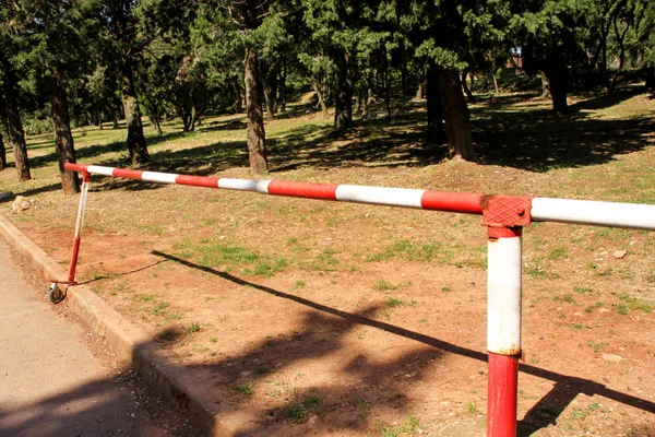 Czerwony Biały Barierę Znak Ostrzegawczy Zielonej Trawie Tle Natura Transportu — Zdjęcie stockowe