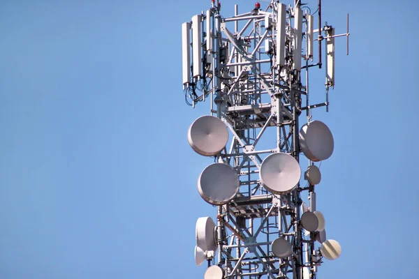 Telekomünikasyon ağ yineleyicileri, üs alıcı-verici istasyonu. Kule kablosuz iletişim anteni vericisi ve yineleyici. Telekomünikasyon kulesi antenli. Cep telefonu haberleşme kulesi..