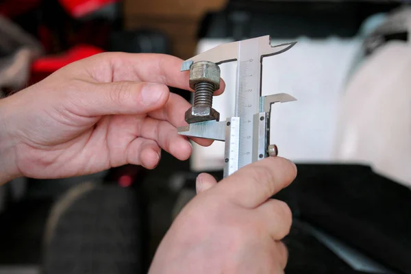 Εργαζόμενος Εργαλεία Στα Χέρια Μηχανικός Έλεγχος Και Μέτρηση Βίδας Δαγκάνα — Φωτογραφία Αρχείου