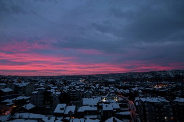 Evler ve Binalar çatı güzel kış görünümü ağır karla kaplı. Karlı mevsimde çok kar ile sürüklenen, büyük kar katmanı kar nedeniyle çatı. Kış günü, hava durumu, mevsim belirli.
