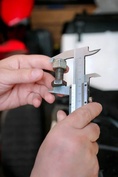 Εργαζόμενος Εργαλεία Στα Χέρια Μηχανικός Έλεγχος Και Μέτρηση Βίδας Δαγκάνα — Φωτογραφία Αρχείου