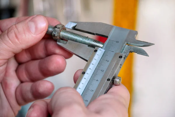 Рабочий Инструментами Руках Mechanic Проверяет Сверяет Размер Винта Бесстальным Стальным — стоковое фото