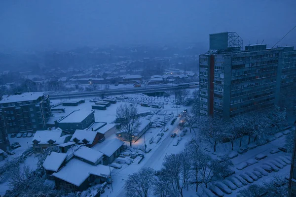 Hermosa Vista Invierno Casas Edificios Con Techos Cubiertos Nieve Pesada —  Fotos de Stock