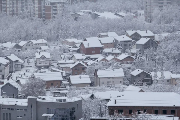 住宅やビルの屋根の美しい冬景色は雪で覆われています 雪の季節で雪の漂流 大きな積雪のため多くの雪で屋根します 冬の日 季節の特定 — ストック写真