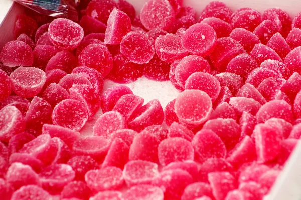 Muitos gelatina doce morangos vermelhos doces de frutas doces açúcar. Doces de geleia coloridos variados. Pilha de confeitaria colorida para crianças. Deliciosos doces de goma sabor de frutas de amora e framboesa . — Fotografia de Stock