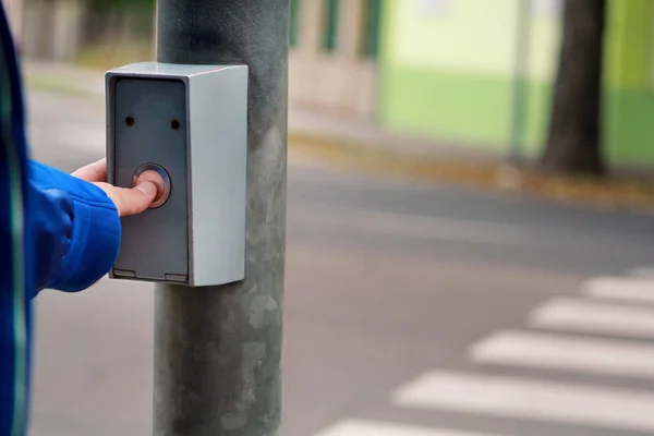Retrato de mão masculina pressionando botão para cruzar a rua na passarela e semáforo. Homem em pé no semáforo e travessia de pedestres, seu dedo é pressão no botão para luz verde . — Fotografia de Stock