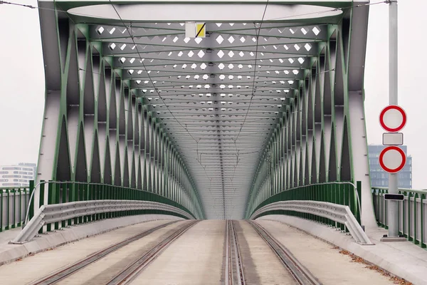 Трамвайный мост через реку Дунай в городе Братислава, Словакия. Современное строительство со старомодным путевым мостом для пешеходов, велосипедных дорожек, велосипедистов, трамвайных дорожек через реку. Путешествие, транспорт . — стоковое фото