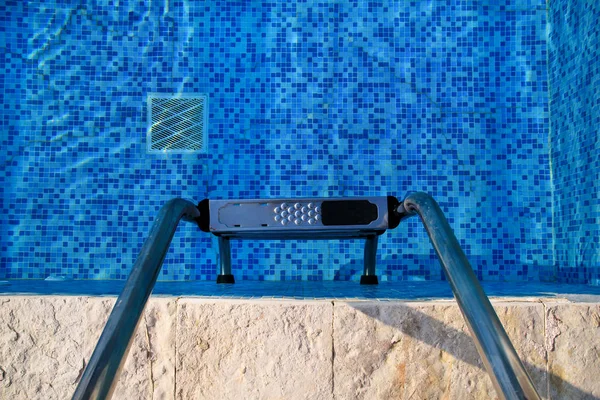 Ledstången på pool. Pool med trappa på tropical resort. Ledstänger av poolen. Vatten pool med soliga reflektion. Stål ledstång, simning, sommar, resa. Inträde till pool med ledstång. — Stockfoto