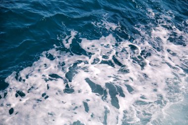 Türbülans deniz yüzeyi yüksek hızlı bir yat deniz suyu köpük tarafından yapılmış. Mavi deniz dalgaları ile deniz köpüğü çok. Dalgalar, sıçrama, köpük ve kabarcıklar, mavi arka plan ve duvar kağıdı ile deniz yüzeyine.