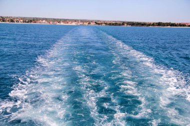 Türbülans deniz yüzeyi yüksek hızlı bir yat deniz suyu köpük tarafından yapılmış. Mavi deniz dalgaları ile deniz köpüğü çok. Dalgalar, sıçrama, köpük ve kabarcıklar, mavi arka plan ve duvar kağıdı ile deniz yüzeyine.