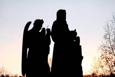 Görülecek Prag, Çek Cumhuriyeti. Güzel manzara siluetleri gökyüzü heykel. Gün batımı arkadan aydınlatmalı siluetleri heykeller ve tepenin arka plan cityscape Skyline Charles Köprüsü, çatılarda.