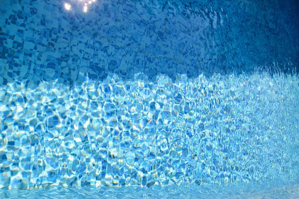 Medence alján Kausztika ripple és az áramlás hullámok háttér. Kék medence, háttérben a medence víz felszínén. Tiszta fény kék medence víz hullámai a sun gondolatok. — Stock Fotó