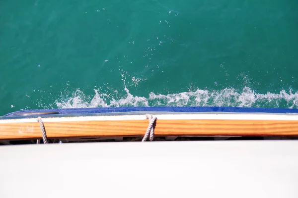 Turbulentie gemaakt door schuim van het zeewater van een snelle jacht op de oppervlakte van de zee. Blauwe zee golven met veel schuim van de zee. Oppervlakte van zee met golven, splash, schuim en bubbels, blauwe achtergrond en behang. — Stockfoto