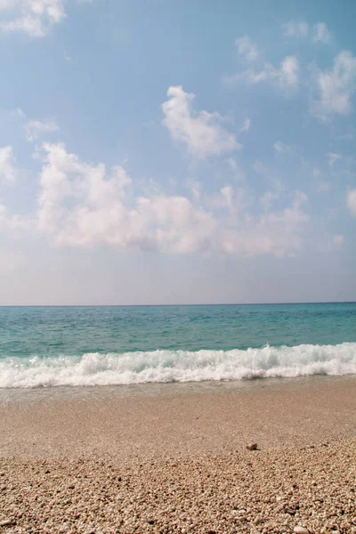 이국적인 모래 해변, 열 대 바다와 파도 바다 거품, 푸른 하늘 구름. 아름 다운 자연 환경, 파노라마, 풍경입니다. 목가적인 해변 리조트, 파라다이스와 놀라운 장면. — 스톡 사진