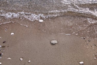 Egzotik kumlu plaj, tropikal mavi Akdeniz deniz dalgalar ve deniz köpüğü ile. Güzel doğal ortamı, panorama, manzara. Yaz sezonunda, cennet ve şaşırtıcı sahne sakin tatil beldesi.