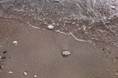 Egzotik kumlu plaj, tropikal mavi Akdeniz deniz dalgalar ve deniz köpüğü ile. Güzel doğal ortamı, panorama, manzara. Yaz sezonunda, cennet ve şaşırtıcı sahne sakin tatil beldesi.