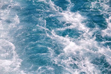 Türbülans deniz yüzeyi yüksek hızlı bir yat deniz suyu köpük tarafından yapılmış. Mavi deniz dalgaları ile deniz köpüğü çok. Dalgalar, sıçrama, köpük ve kabarcıklar, mavi arka plan ve duvar kağıdı ile deniz yüzeyine.