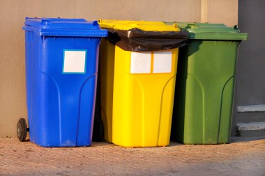 Çöp Kovası, çöp kutusu, Geri Dönüşüm Kutusu'na turist karmaşık resort, çöp kamyonu tarafından alınmayı bekliyor. Sıralama, metal, kağıt ve cam için sıralama çöp atık mavi, sarı ve yeşil konteynerler.