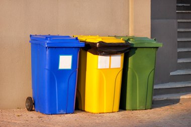 Çöp Kovası, çöp kutusu, Geri Dönüşüm Kutusu'na turist karmaşık resort, çöp kamyonu tarafından alınmayı bekliyor. Sıralama, metal, kağıt ve cam için sıralama çöp atık mavi, sarı ve yeşil konteynerler.
