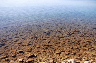 Egzotik kayalık plaj, tropikal mavi Akdeniz deniz dalgaları ve deniz köpüğü ile. Güzel doğal ortamı, panorama, manzara. Yaz sezonunda, cennet ve şaşırtıcı sahne sakin tatil beldesi.