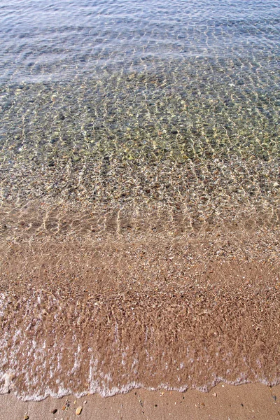 이국적인 모래 해변, 열 대 푸른 지중해 바다 파도와 바다 거품. 아름 다운 자연 환경, 파노라마, 풍경입니다. 여름 시즌, 파라다이스와 놀라운 장면에 목가적인 해변 리조트. — 스톡 사진
