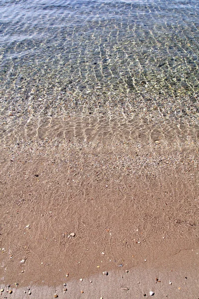 ชายหาดทรายที่แปลกใหม่ ทะเลเมดิเตอร์เรเนียนสีน้ําเงินเขตร้อนที่มีคลื่นและโฟมทะเล สภาพแวดล้อมทางธรรมชาติที่สวยงามพาโนรามาภูมิทัศน์ รีสอร์ทริมทะเล Idyllic ในฤดูร้อนสวรรค์และฉากที่น่าตื่นตาตื่นใจ . — ภาพถ่ายสต็อก