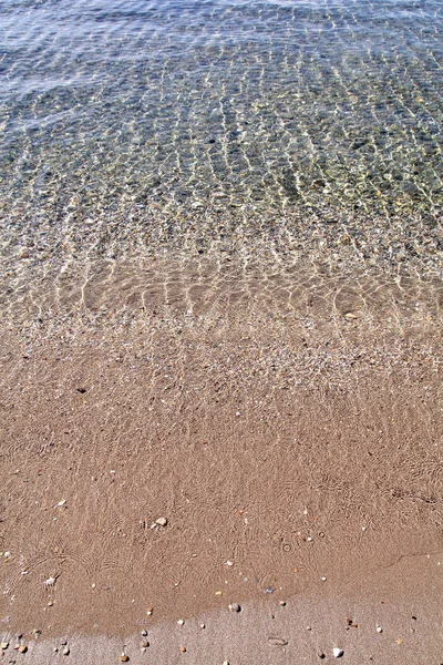 Exotische zandstrand, tropische blauwe Middellandse Zee met de golven en schuim van de zee. Prachtige natuur, panorama, landschap. Idyllische badplaats in het zomerseizoen, paradijs en geweldige scène. — Stockfoto