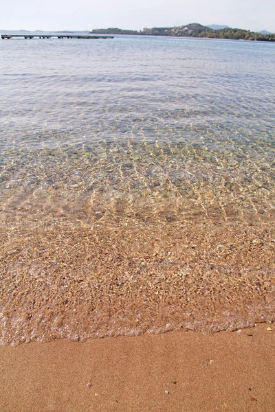 Playa de arena exótica, mar mediterráneo tropical azul con olas y espuma de mar. Hermoso entorno natural, panorama, paisaje. Idílico balneario en temporada de verano, paraíso y escena increíble . —  Fotos de Stock