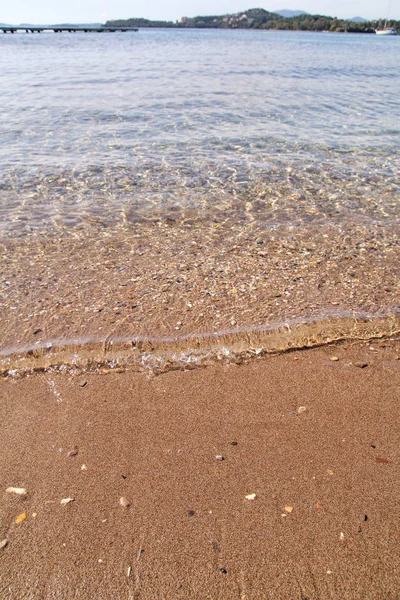 Exotische zandstrand, tropische blauwe Middellandse Zee met de golven en schuim van de zee. Prachtige natuur, panorama, landschap. Idyllische badplaats in het zomerseizoen, paradijs en geweldige scène. — Stockfoto