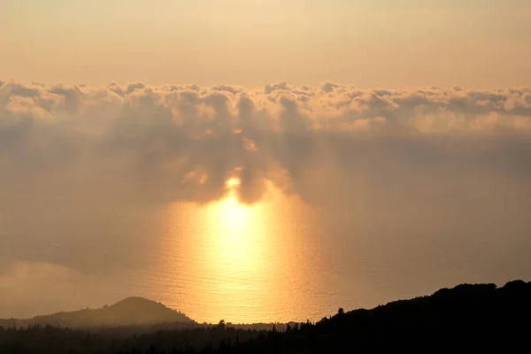 Mar, cielo, hermosa estructura de nubes, majestuoso paisaje con paisaje marino en calma puesta de sol en el horizonte de la costa mediterránea. Increíbles vibraciones al atardecer en el océano. Salida del sol sobre el mar, entorno natural . — Foto de Stock