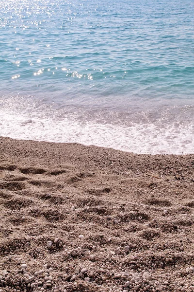 Playa de arena exótica, mar mediterráneo tropical azul con olas y espuma de mar. Hermoso entorno natural, panorama, paisaje. Idílico balneario en temporada de verano, paraíso y escena increíble . — Foto de Stock