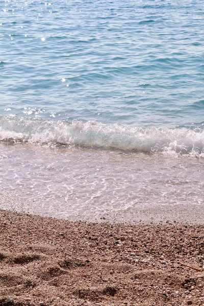 Egzotycznej, piaszczystej plaży, tropikalne niebieski Morze Śródziemne z falami i Morze piany. Piękne naturalne środowisko, panorama, krajobraz. Malowniczej nadmorskiej w sezonie letnim, paradise i niesamowite sceny. — Zdjęcie stockowe