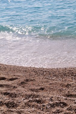 Egzotik kumlu plaj, tropikal mavi Akdeniz deniz dalgalar ve deniz köpüğü ile. Güzel doğal ortamı, panorama, manzara. Yaz sezonunda, cennet ve şaşırtıcı sahne sakin tatil beldesi.