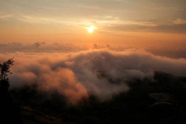 Beautiful structure of clouds on sky, mountain landscape with dense fog at sunset on horizon of beauty natural environment. Panorama of amazing sunrise view show sun rays through clouds over mountain. — Stock Photo, Image