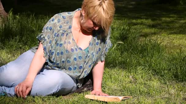 Nice Fashion Woman Lies Green Grass Reading Interesting Book City — Stock Video