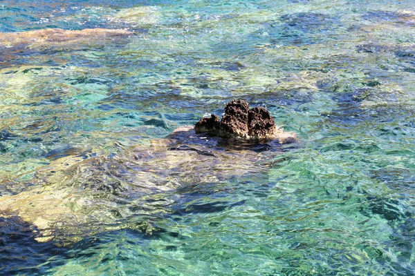 Costa e spiaggia con scogli, costa rocciosa, mare azzurro, buona giornata di sole. Viaggio estivo. Bellissima Grecia. Spiaggia più bella, ambiente naturale, onde e paesaggio tropicale, orizzonte e panorama . — Foto Stock